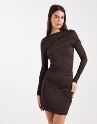 Robe courte près du corps double épaisseur avec taille drapée et encolure bateau - Chocolat-Brown 38