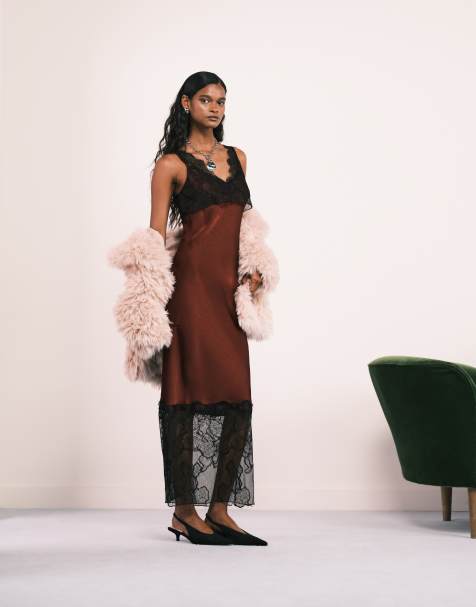4th & Reckless - Robe longue en satin à col V avec ourlet et bordures en dentelle - Bordeaux - view 1