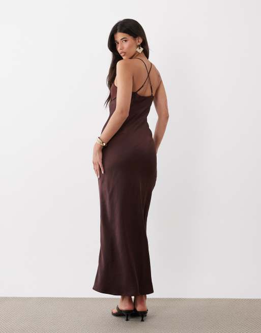 4th & Reckless - Robe longue en satin et mousseline avec bretelles croisées dans le dos et col bénitier - Chocolat, 2 de 4