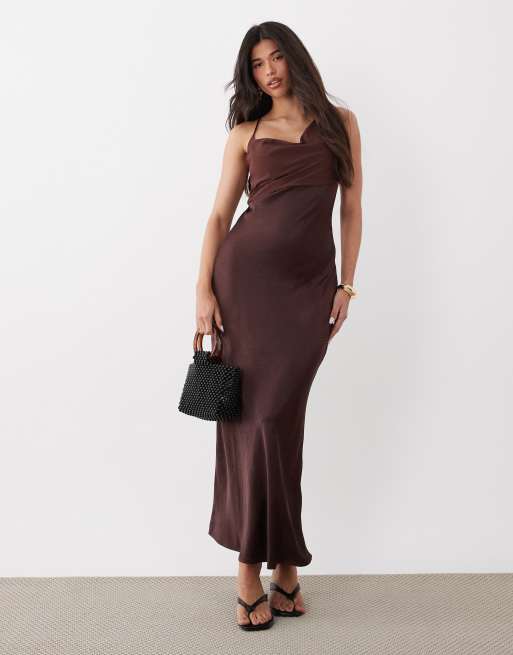 4th & Reckless - Robe longue en satin et mousseline avec bretelles croisées dans le dos et col bénitier - Chocolat, 3 de 4