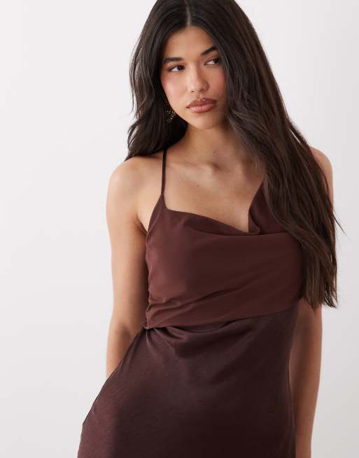 4th & Reckless - Robe longue en satin et mousseline avec bretelles croisées dans le dos et col bénitier - Chocolat, 4 de 4