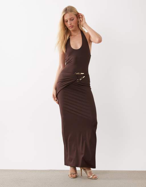 4th & Reckless - Robe longue près du corps dos nu à détail drapé à la taille avec élément métallique doré - Chocolat, 2 de 4