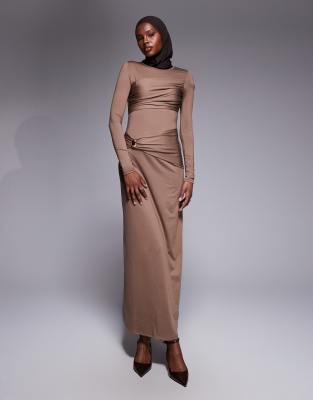 Robe longue près du corps drapée et froncée devant à détail métallique et manches longues - Moka-Brown 40