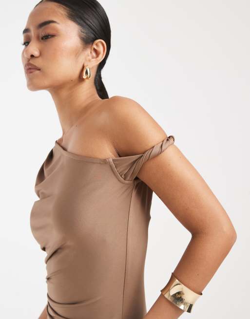 4th & Reckless ruched side one shoulder maxi dress in mocha, 2 of 4