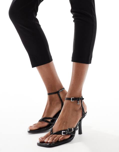4th & Reckless - Sandalen met hak en bandjes met gesp en hangertjes in zilver - view 1