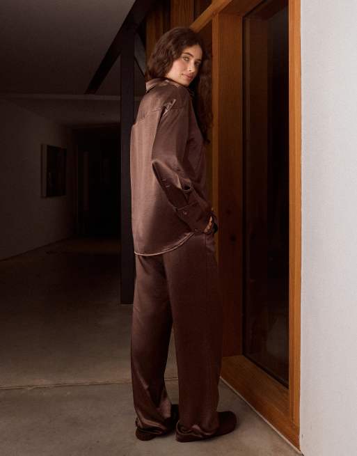 4th & Reckless - Satijnen broek met wijde pijpen en elastische taille in chocoladebruin, deel van co-ord set, 3 van 4
