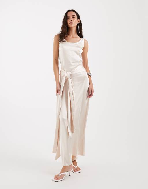 4th & Reckless - Satijnen maxi jurk met gedrapeerde taille en lage ronde hals in crème, 2 van 4