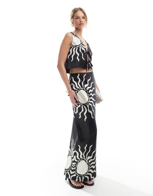 4th & Reckless - Satijnen maxi rok met contrasterende zonneprint in zwart-wit, deel van co-ord set, 5 van 5