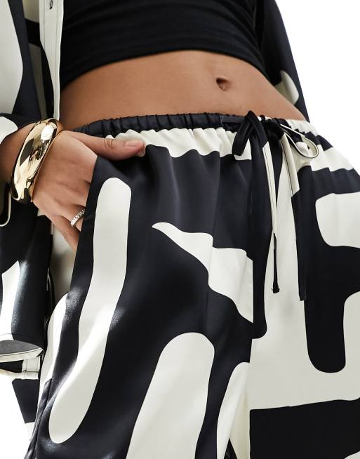 4th & Reckless satin drawstring wide leg trousers co-ord in mono print, 2 of 5