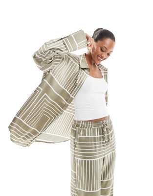 4th & Reckless 4th & Reckless satin wide cuff button front shirt co-ord in sage tile print-Green