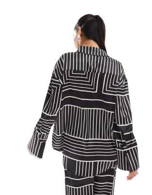 4th & Reckless Satin Wide Cuffs Button Front Shirt