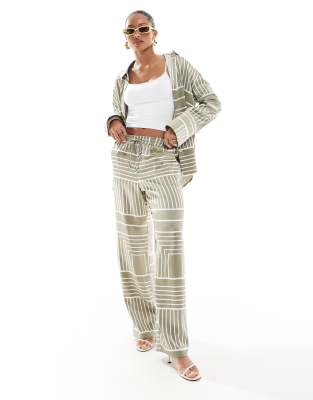 4th & Reckless 4th & Reckless satin wide leg trousers co-ord in sage tile print-Green