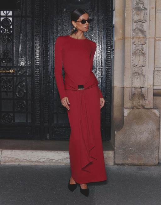 4th & Reckless - Soepelvallende maxi-jurk met goudkleurige hardware en gedrapeerde voorkant in rood, 4 van 4