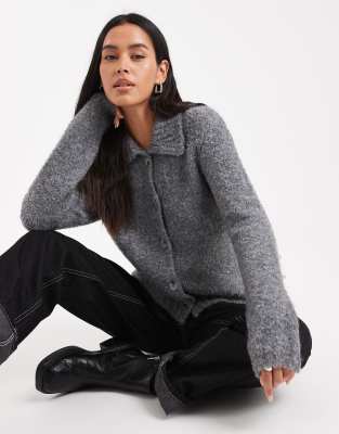 4th & Reckless - Strickjacke in Anthrazitgrau mit Wollanteil, geripptem Kragen und Knopfleiste