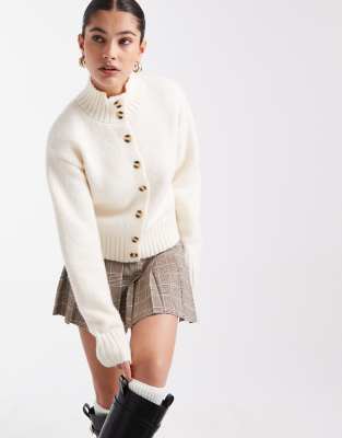4th & Reckless - Strickjacke in Creme mit Wollanteil, Stehkragen, durchgehender Knopfleiste und gerippten Bündchen-Weiß