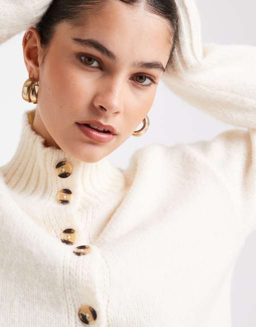 4th & Reckless – Strickjacke in Creme mit Wollanteil, Stehkragen, durchgehender Knopfleiste und gerippten Bündchen, 3 von 4
