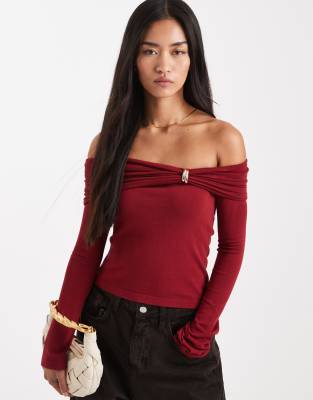 4th & Reckless - Strickpullover in Burgunderrot mit Carmen-Ausschnitt und goldfarbenem Metallbesatz