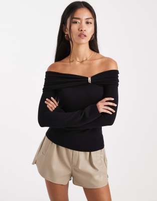 4th & Reckless - Strickpullover in Schwarz mit Carmen-Ausschnitt und goldfarbenem Metallbesatz