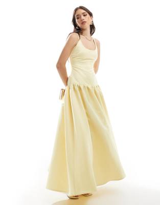 4th & Reckless - Strukturiertes Maxikleid aus Satin in Buttermilchgelb mit U-Ausschnitt und tiefer Taille