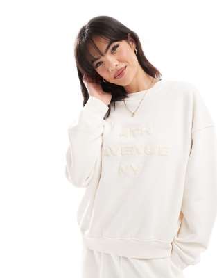 4th & Reckless - Sweatshirt aus Bouclé in Creme mit „4th Avenue NY"-Logoprägung, Kombiteil-Weiß