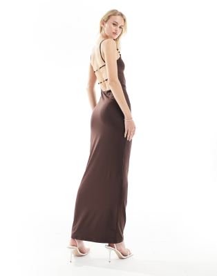 4th & Reckless Tall - Exklusives Maxi-Trägerkleid in Braun mit tiefem Rückenausschnitt und Perlendetail-Brown