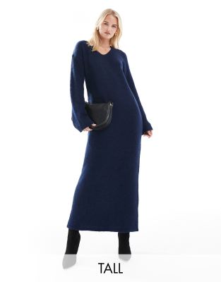 Thumbnail - 4th & Reckless Tall - Flauschiges Maxi-Pulloverkleid aus Wollmixstrick in Marineblau mit V-Ausschnitt