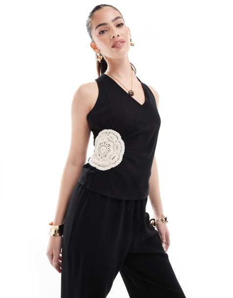 4th & Reckless - Top da mare allacciato al collo nero effetto lino con fiore all'uncinetto in coordinato - view 1