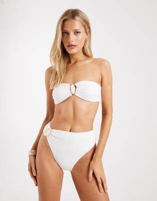 4th & Reckless - Trägerloses Bikinioberteil in Weiß mit goldfarbenem Metallbesatz, Kombiteil