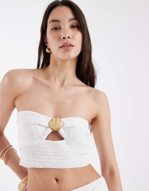 4th & Reckless – Trägerloses Cropped-Strandtop aus baumwollreichem Strick in Weiß mit Zierausschnitt vorne und goldfarbenem Muscheldetail aus Metall, Kombiteil - view 1