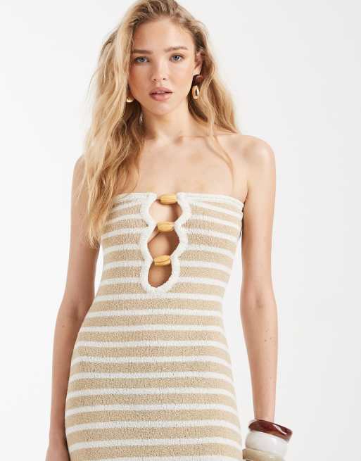 4th & Reckless – Trägerloses Maxi-Strickkleid in Cremeweiß und Beige gestreiftes mit Schlüssellochausschnitt und Perlendetail, 2 von 4