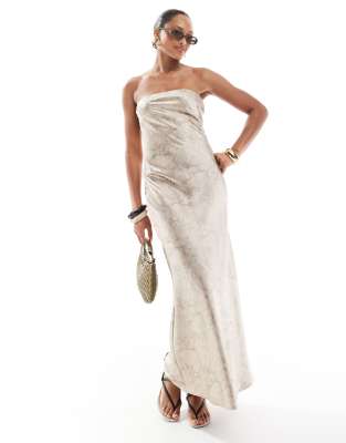 4th & Reckless - Trägerloses Maxikleid aus Satin in Beige mit Marmormuster-Bunt