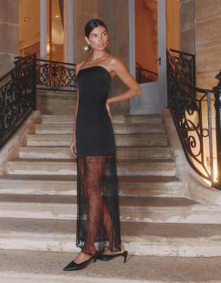 4th & Reckless - Trägerloses Satin-Maxikleid in strukturiertem Schwarz mit Rückenausschnitt und transparentem Spitzensau...