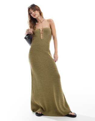 4th & Reckless - Trägerloses Strand-Maxikleid aus Häkelstrick in Olivgrün mit goldfarbener Ringverzierung und Cut-out-De...