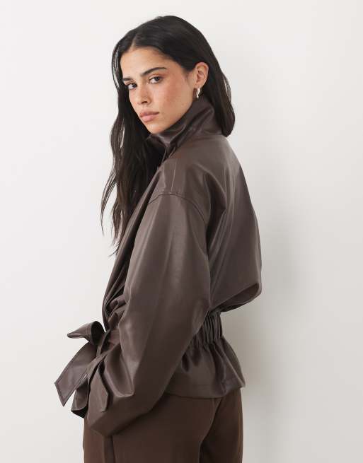 4th & Reckless veste à col cheminée, manches larges et ceinture à nouer, couleur chocolat, 3 de 4