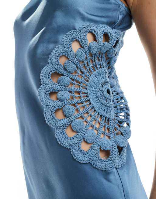4th & Reckless - Vestito lungo in raso blu con scollo a vogatore e inserto all'uncinetto, 3 di 4
