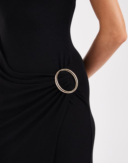4th & Reckless - Vestito lungo senza maniche nero soft touch arricciato con dettaglio ad anello in metallo, 3 di 4