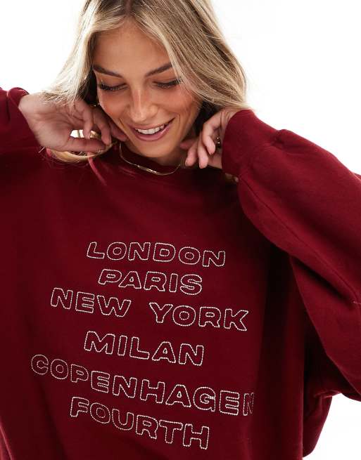 4th & Reckless – Vinröd sweatshirt med tryck med modeveckan-städer, 2 av 4