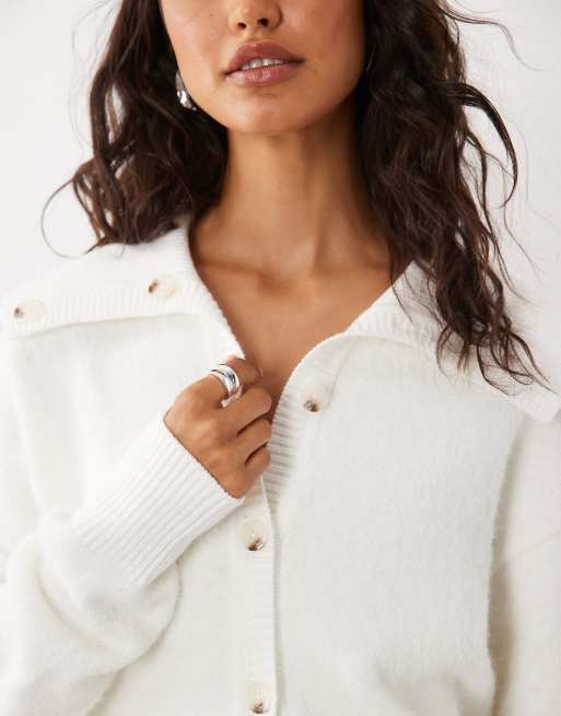 4th & Reckless wool feel fluffy knit foldover collar detail cardigan in cream, 3 of 4