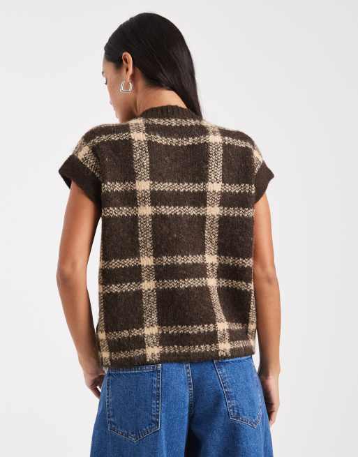 4th & Reckless wool feel sleeveless knitted vest in brown check, 4 of 4