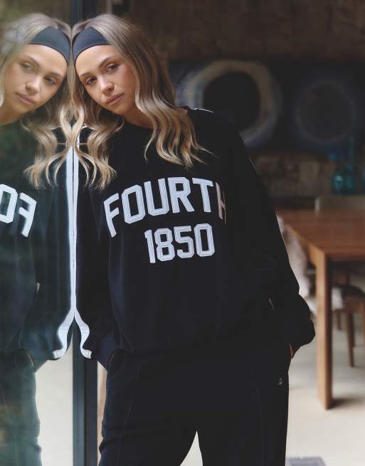 4th & Reckless x Felicia Wedin – Apres Ski – Czarna welurowa bluza z lampasami i logo z napisem „1850”, część zestawu