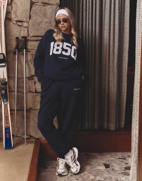 4th & Reckless x Felicia Wedin - Apres Ski - Joggingbroek met geborduurd logo en boorden in marineblauw, deel van co-ord set - view 1