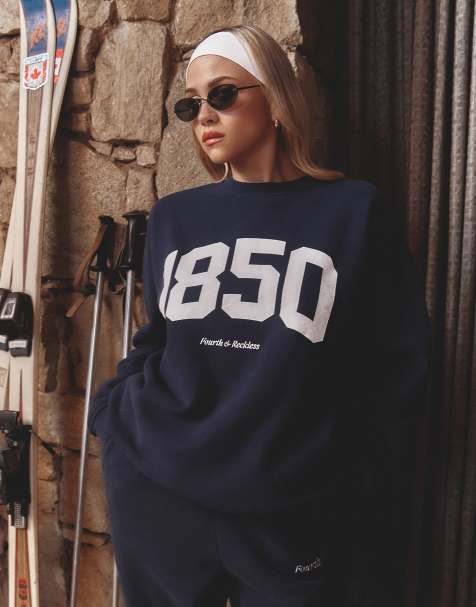 4th & Reckless x Felicia Wedin – Apres Ski – Marinblå sweatshirt med rund halsringning och 1850-tryck, del av set - view 1