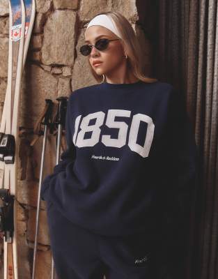 4th & Reckless x Felicia Wedin - Apres Ski - Sweatshirt in Marineblau mit Rundhalsausschnitt und „1850"-Grafikprint