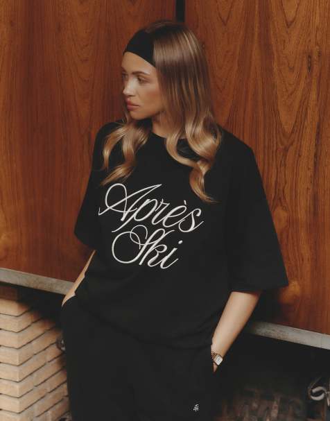 4th & Reckless x Felicia Wedin – Czarny T-shirt oversize z haftowanym logo z napisem „Apres Ski“ - view 1