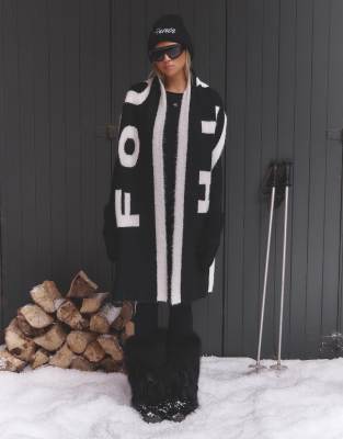 4th & Reckless x Felicia Wedin - Sjaal met 'Fourth' logo in zwart, deel ...