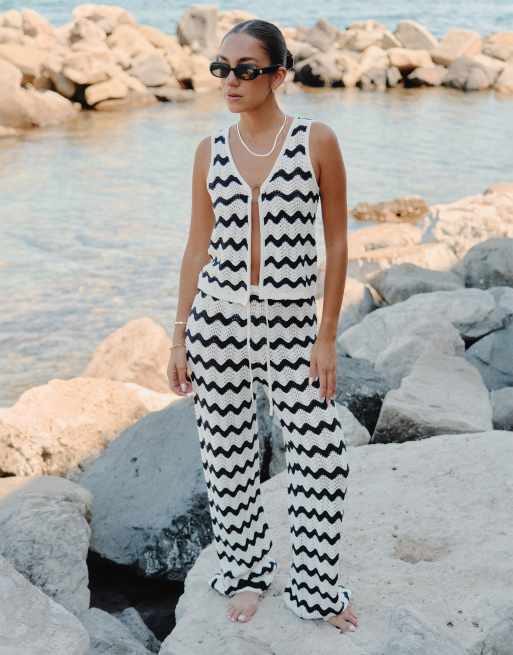 4th & Reckless x Luana Barron - Ana - Top da mare all'uncinetto blu navy e crema ondulato con lacci sui lati in coordinato