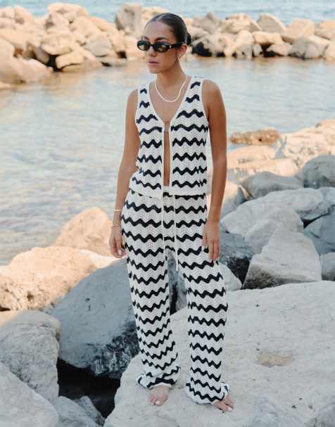 4th & Reckless x Luana Barron - Ana - Top d'ensemble de plage en maille au crochet ondulée noué sur le côté - Bleu marine et crème - view 1