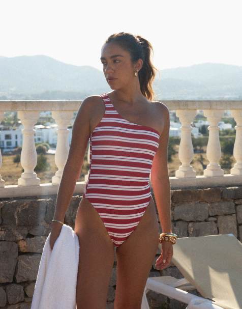 4th & Reckless x Luana Barron – Badeanzug in Rot und Weiß mit Streifen und One-Shoulder-Träger - view 1