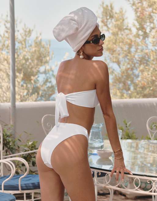 4th & Reckless x Luana Barron – Bambou – Trägerloses Bikinioberteil in Weiß mit goldenem Metalldetail, 4 von 4