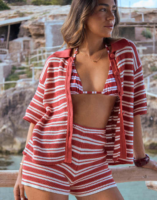4th & Reckless x Luana Barron - Chemise de plage d'ensemble boutonnée à rayures avec col en crochet de coton mélangé - Rouge et blanc, 3 de 4